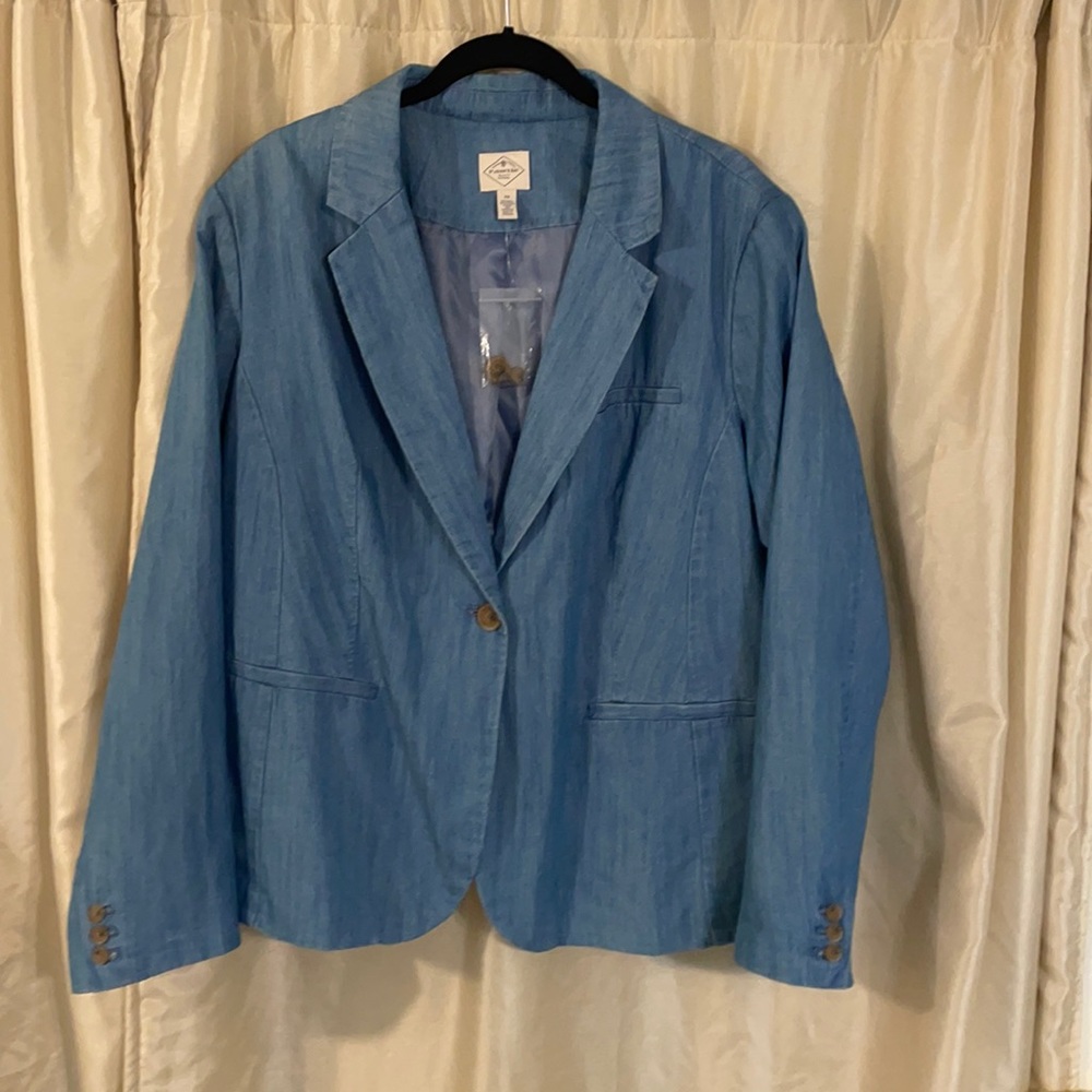 Cute light weight cotton blazer by St. John’s Bay